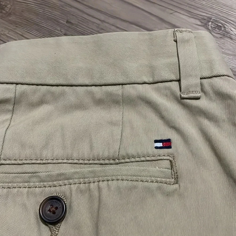 Tommy Hilfiger Chino Pants Custom Fit Khakis Straight leg Mens size 34 X 32 Tan